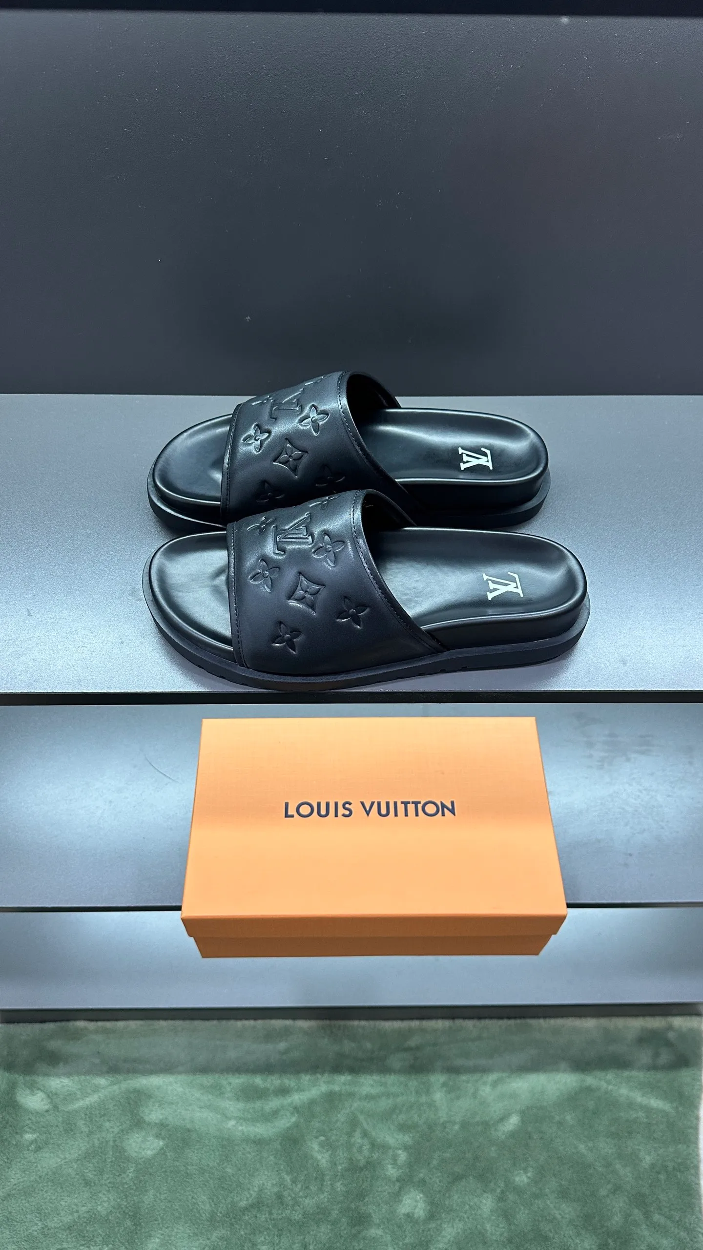 [L Home] P: 300💰Size: 38-45 Top purchasing lv men's summer slippers, classic presbyopia with soft real leather lining, unique color splicing effect, distinctive personality, fashionable and trendy essential style, light and comfortable. Lightweight and tough rubber insole, micro ridged foam outsole, super comfortable!